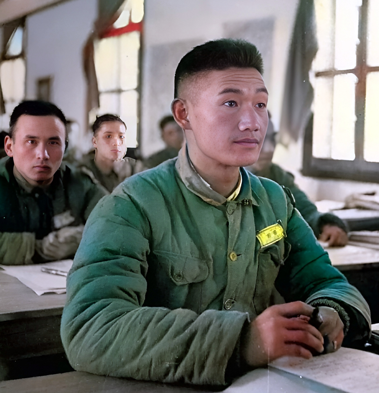 1945年,云南昆明,黄埔军校第五分校的课堂上,年轻的军官学员一边认真