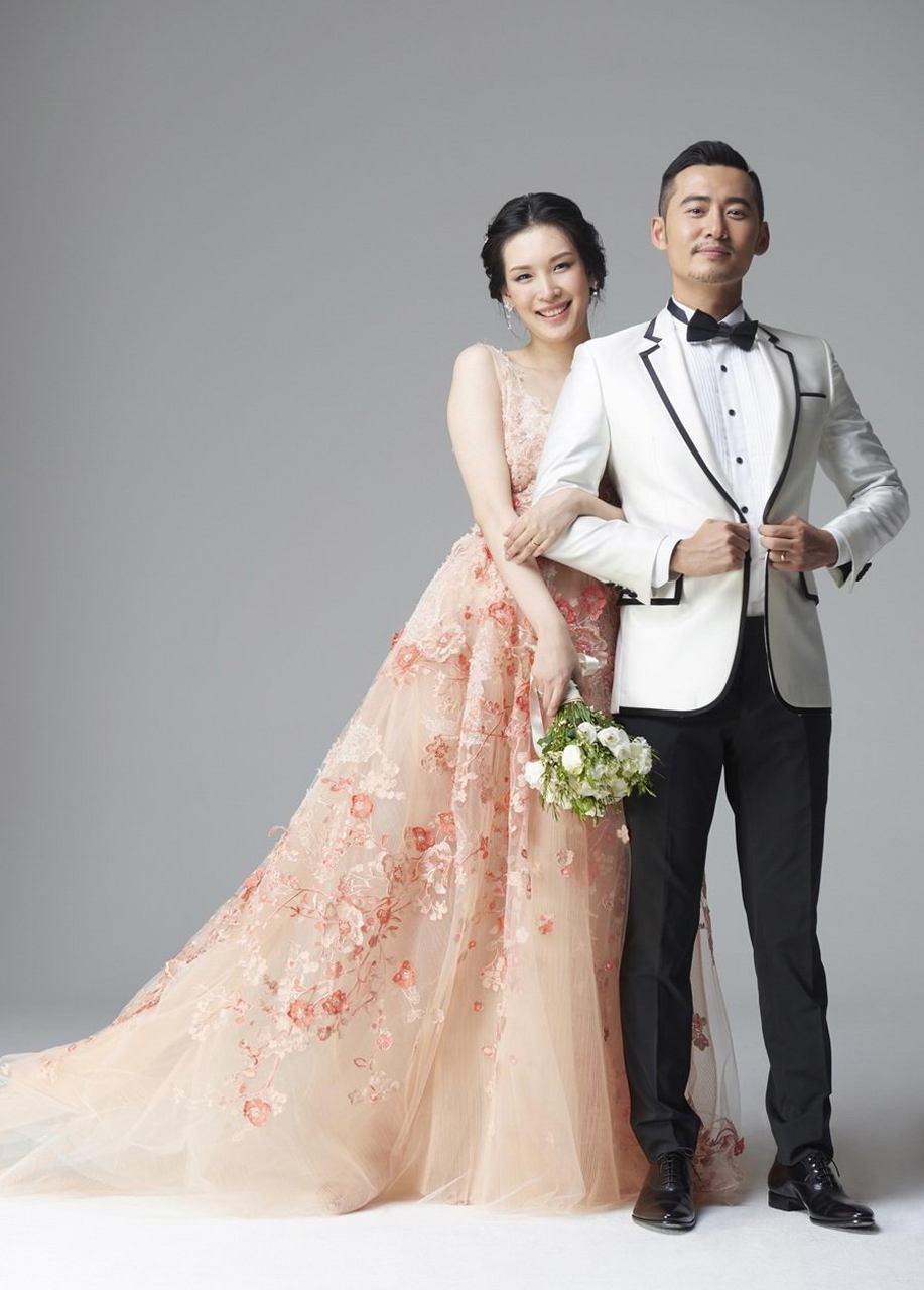 近日,大连人主帅谢晖的妻子达莉娅生下了一个7斤3两的女儿,这是他们的