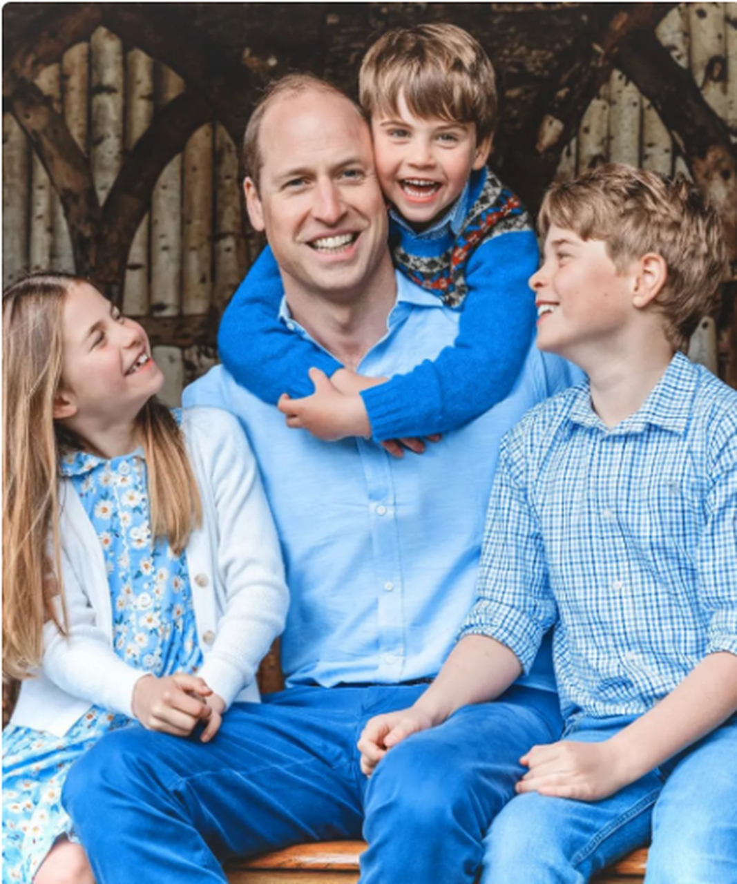 近日,英国王室公布了一张威廉王子和他的三个孩子乔治王子,夏洛特公主