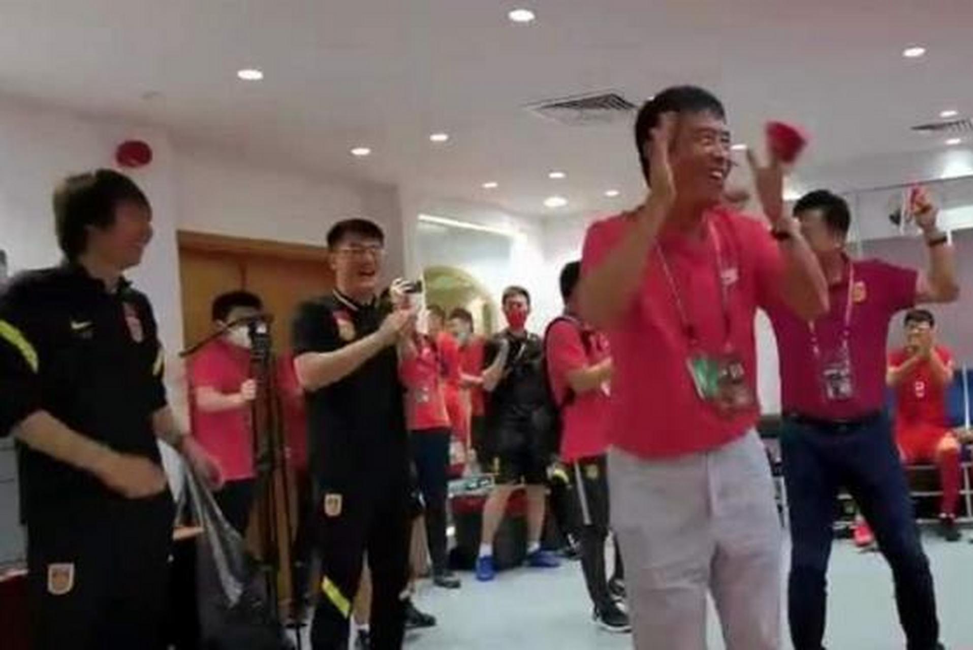 国足出线,陈戌源兴奋跳舞转圈 "明年一起昂首挺胸进军卡塔尔!