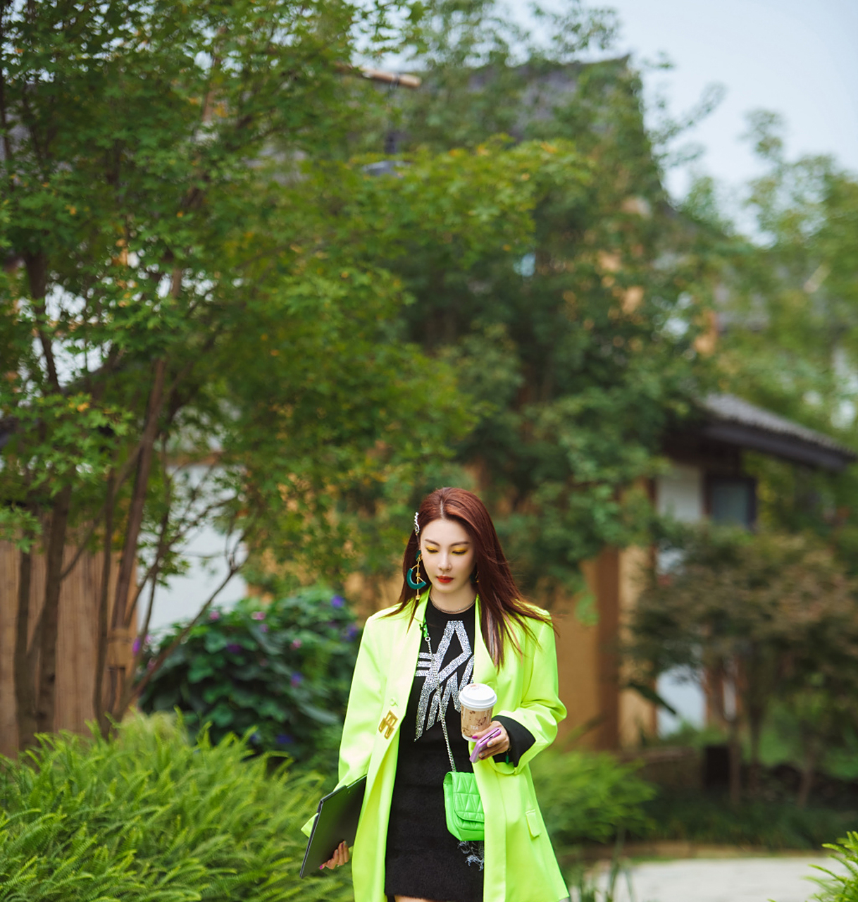 杨天真晒张雨绮孕肚照,穿条纹裙躺沙发,孕相明显但腿纤细!