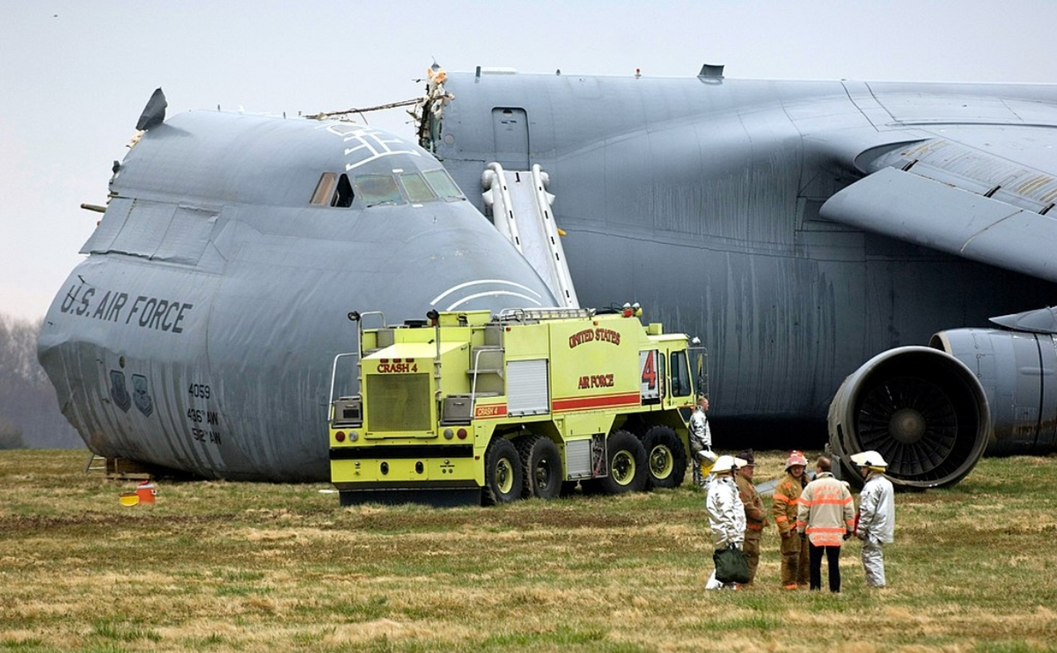 美军最大的运输机c5紧急着陆失败现场 飞机失速后机尾撞击地面,将整个