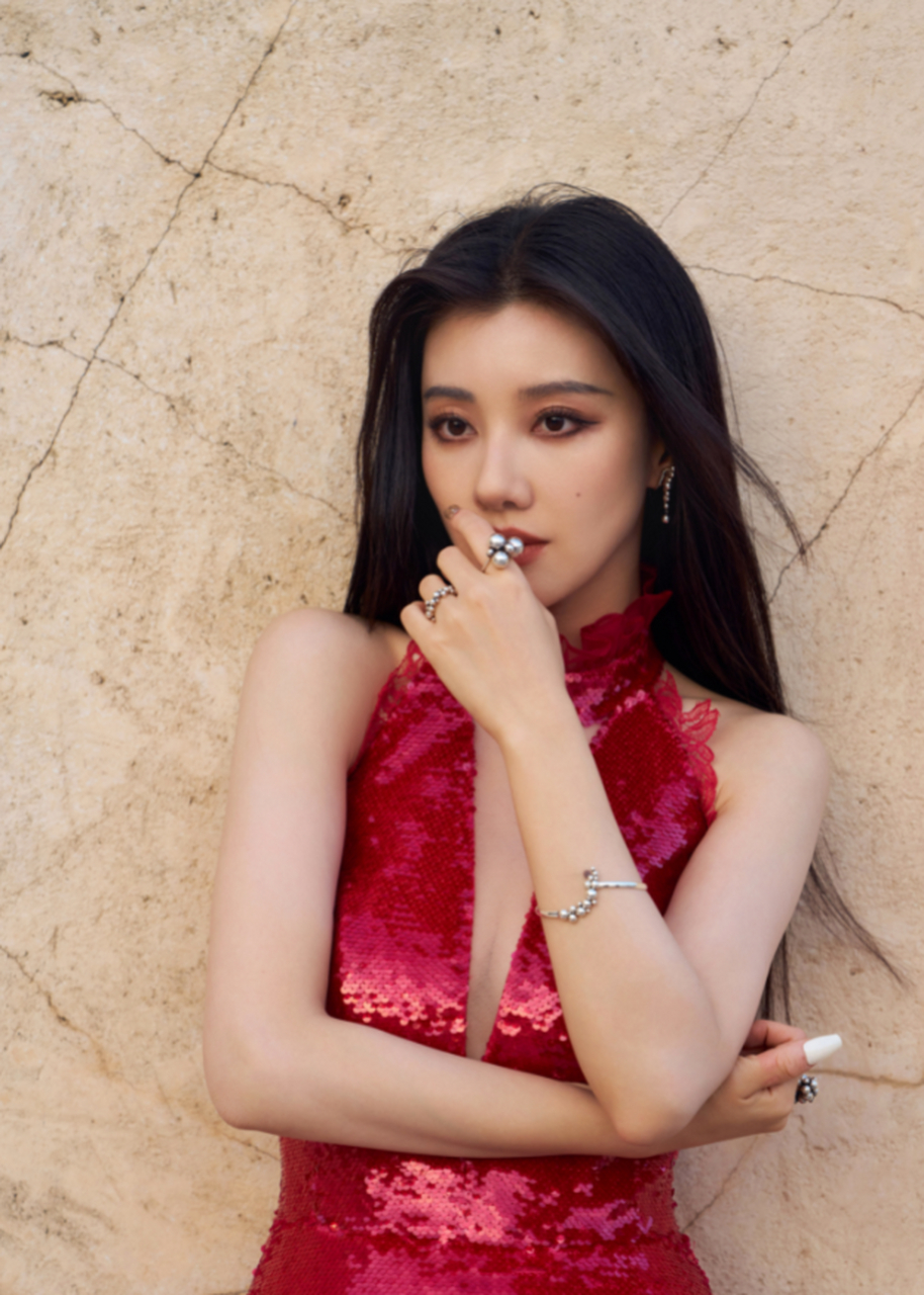 王鹤润红色深v挂脖红色长裙性感指数爆棚,像一朵玫瑰盛放着 #王鹤润