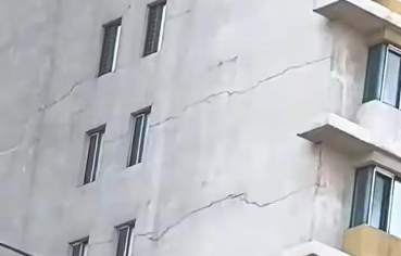 承重墙被砸楼栋住户:指着房子救命呢