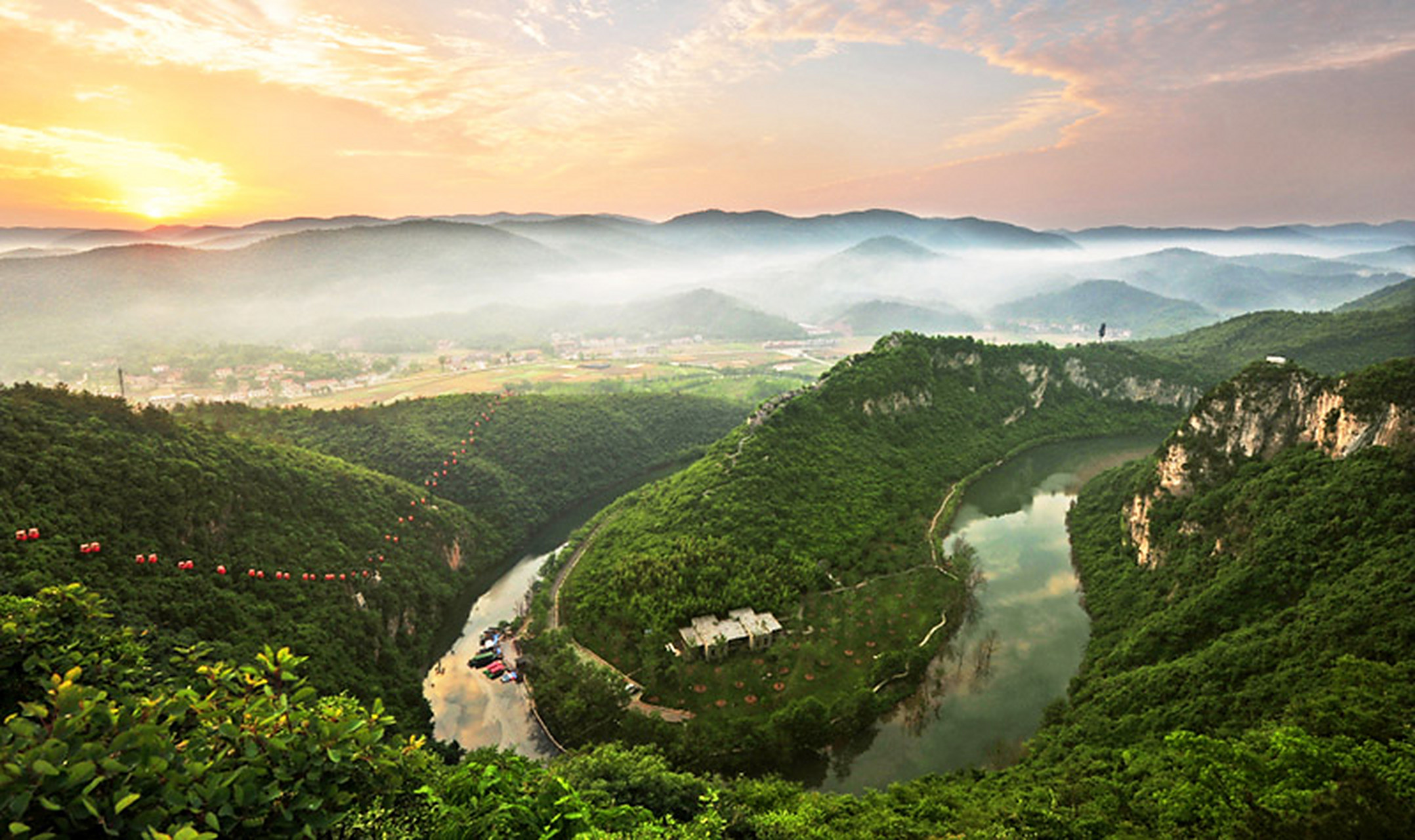 春秋寨又名陆坪寨,邓家寨,位于襄阳市南漳县东巩镇陆坪村境内,s250