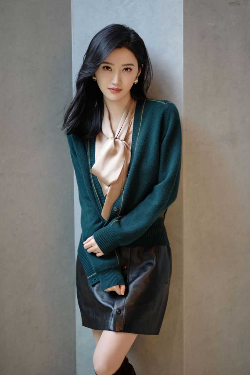 景甜# #娱乐热ai计划# 景甜近日穿着黑色皮裙亮相,纤细美腿及独特