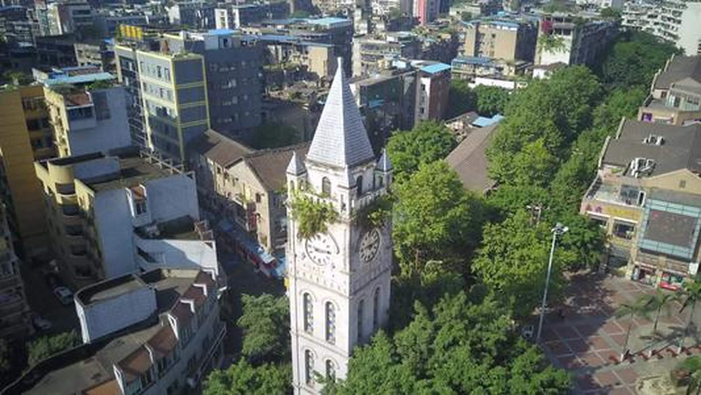 钟鼓楼位于上翔待之南端,为泸州现存唯一完整的古建筑物.