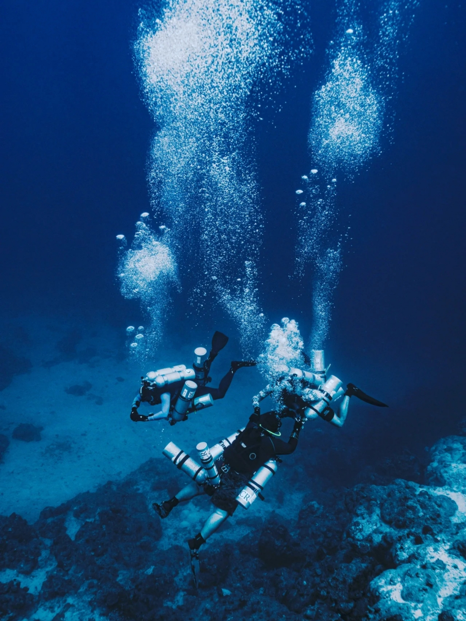 学技术潜水的目的就是为了穿越蓝洞55m深度的连接拱门.