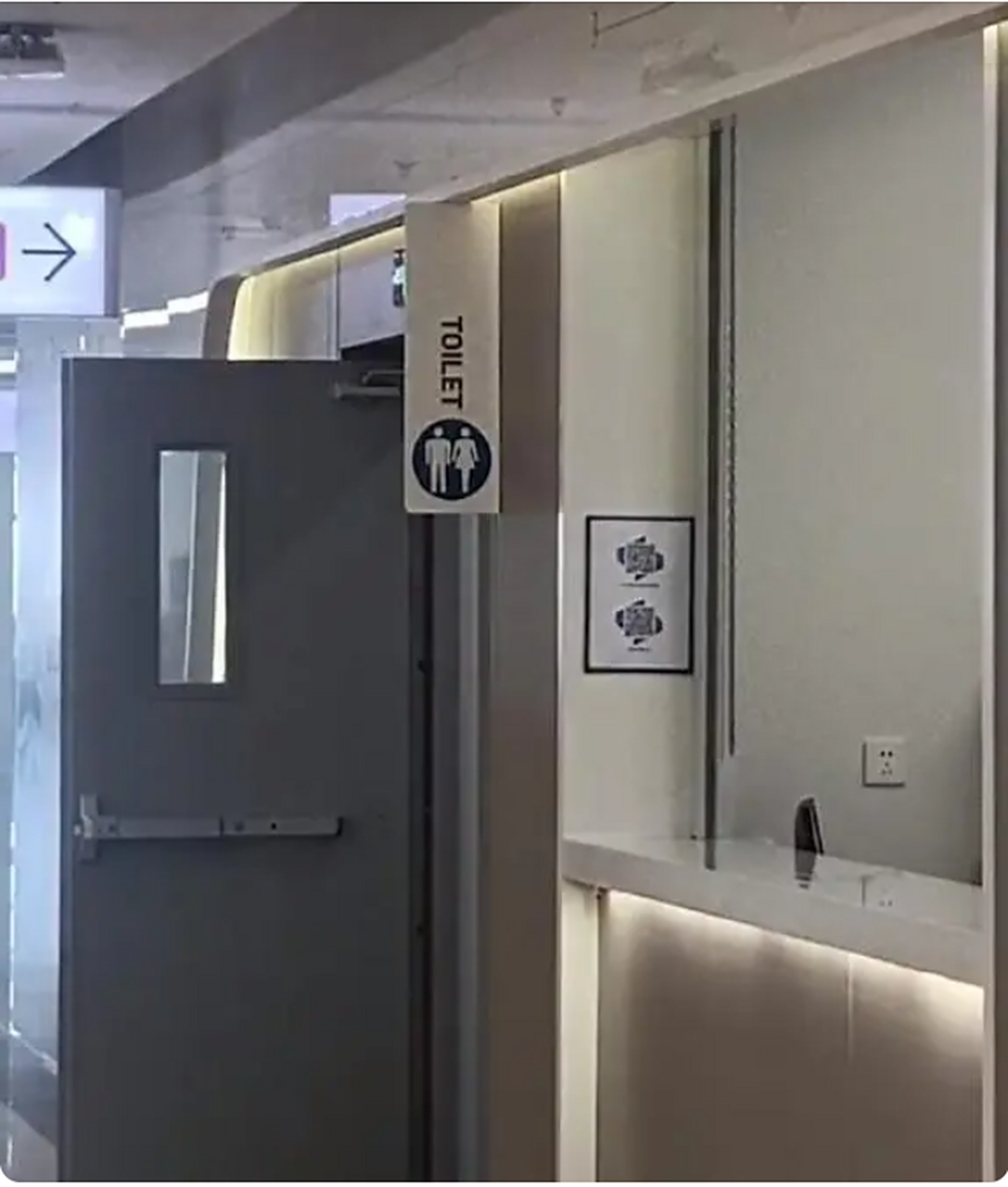 天津一医院厕所全英文标识无中文,医院回应:肯定得写中文,会反映此事