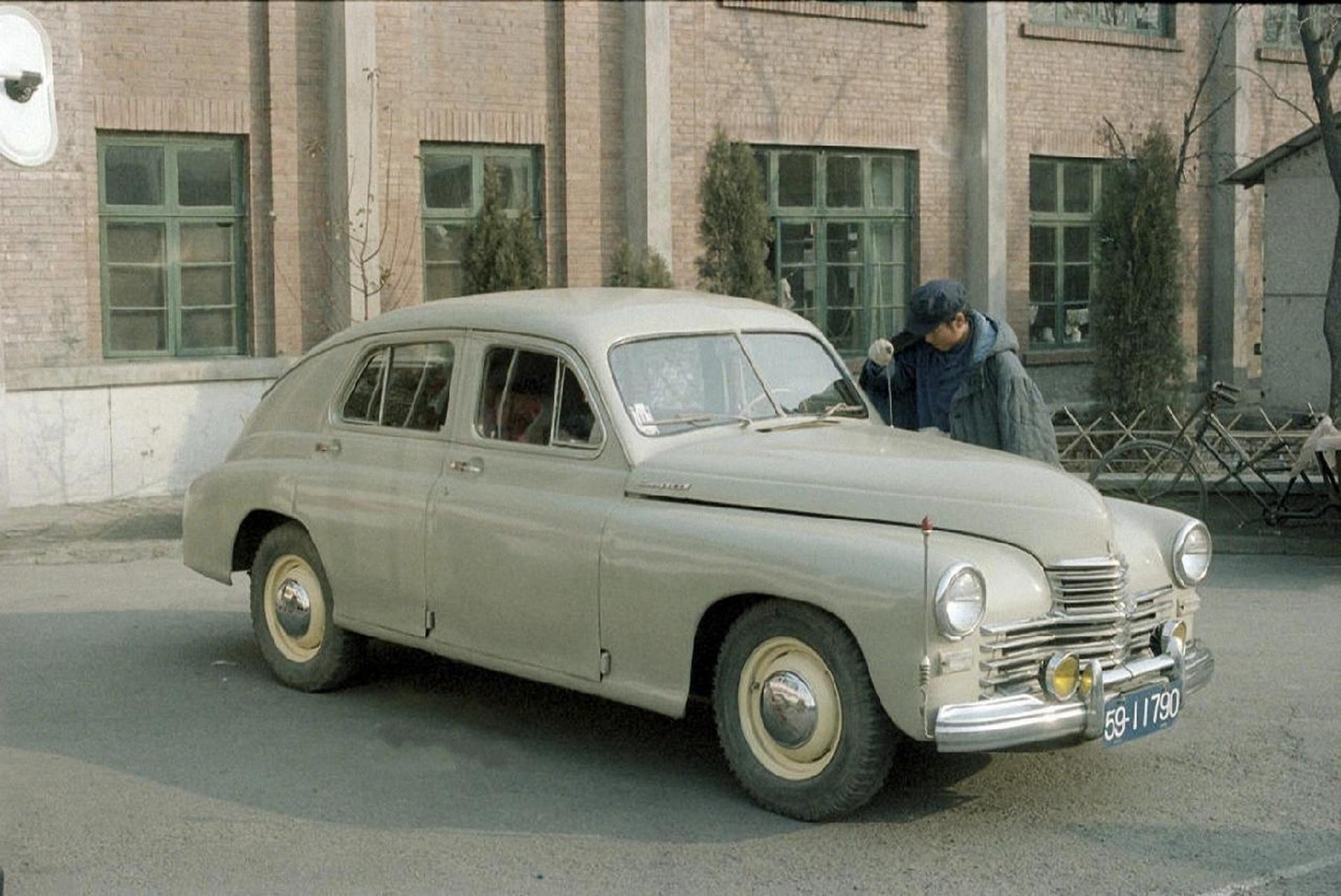 这组老照片再现了80年代的交通工具,拥有这些交通工具的也绝对可以称