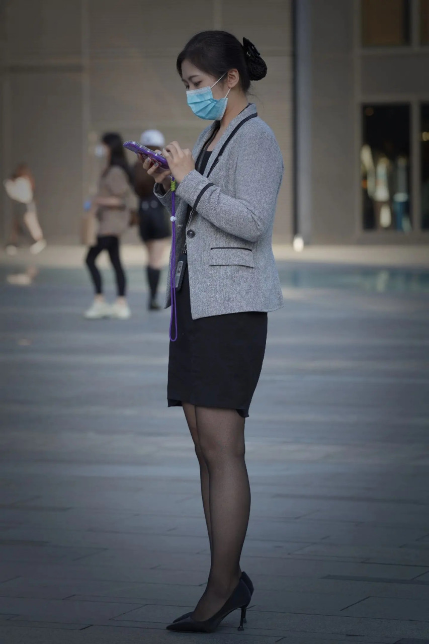 街拍黑丝职业装高跟柜姐