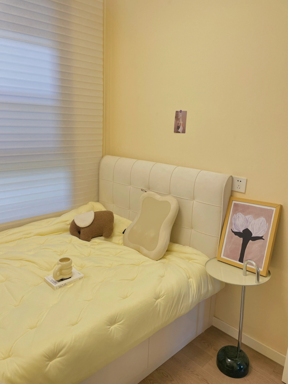 hi,又见面啦～ 欢迎来到我家5平米的小卧室,今日的搭配奶呼呼的