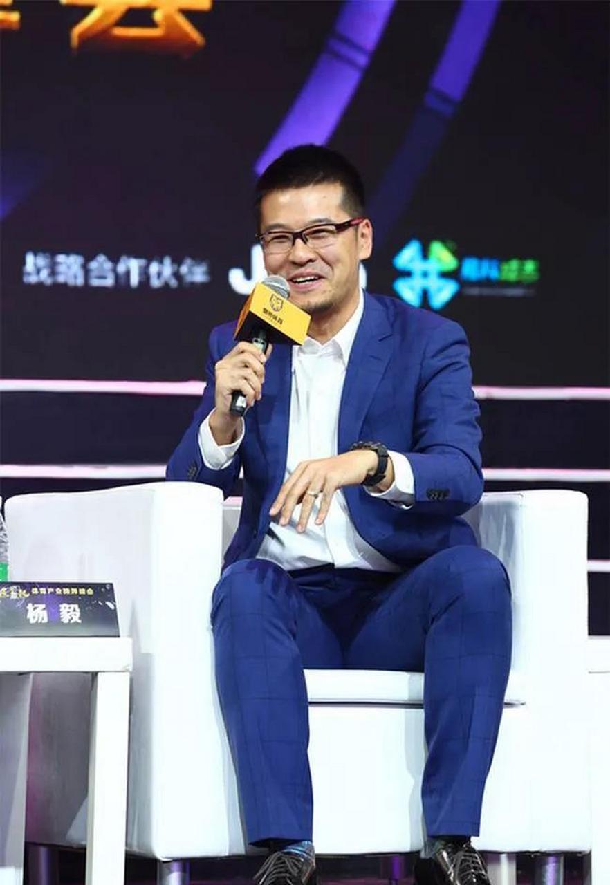 杨毅和苏群共同创立了《篮球先锋报》,苏群任主编,杨毅任副主编.