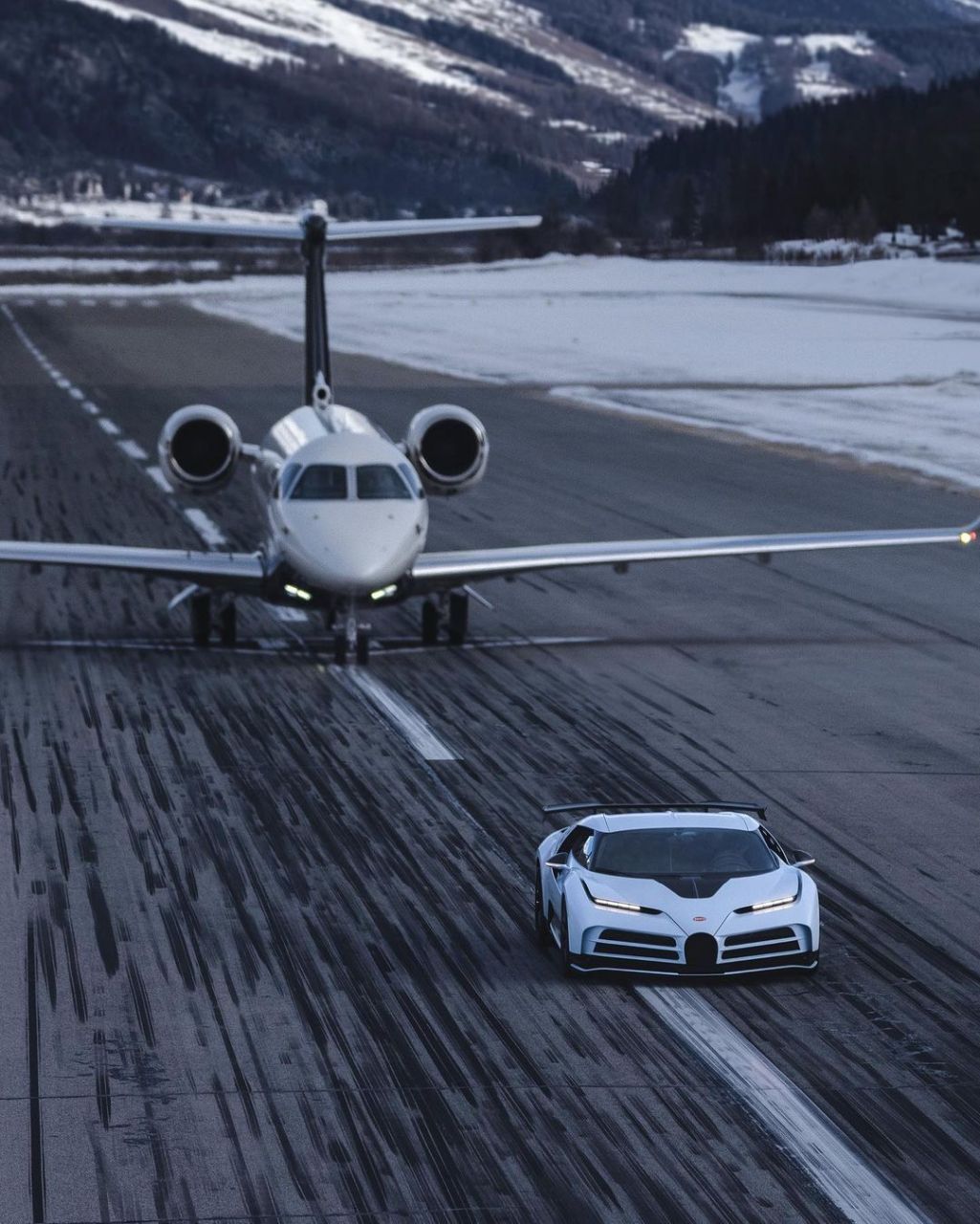 布加迪,遇上了飞机,你觉得谁才是速度之王?