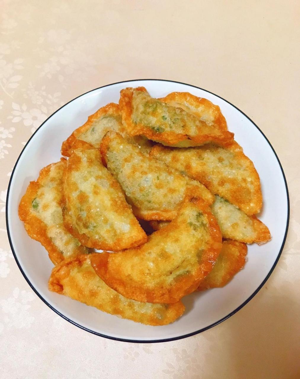 炸韭菜盒子一款可炸可煎可煮的快手餐      #4月创作打卡挑战赛