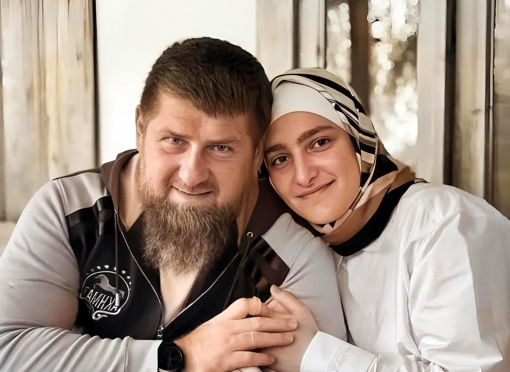 他是车臣总统小卡德罗夫,有14个孩子,拥有8000人的私人卫队,自称"