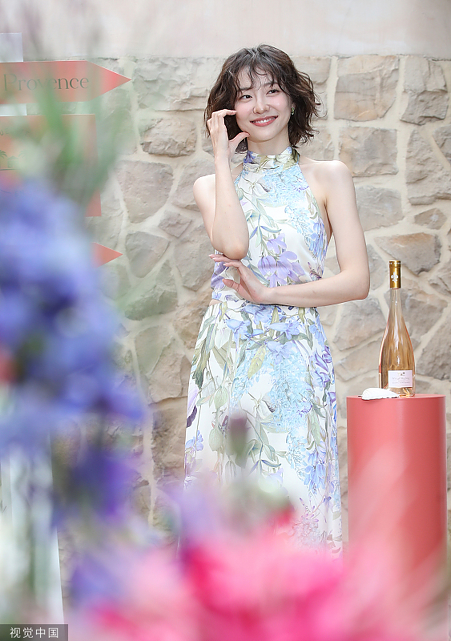 《财阀家的小儿子》"大嫂"饰演者朴智炫脸颊比心