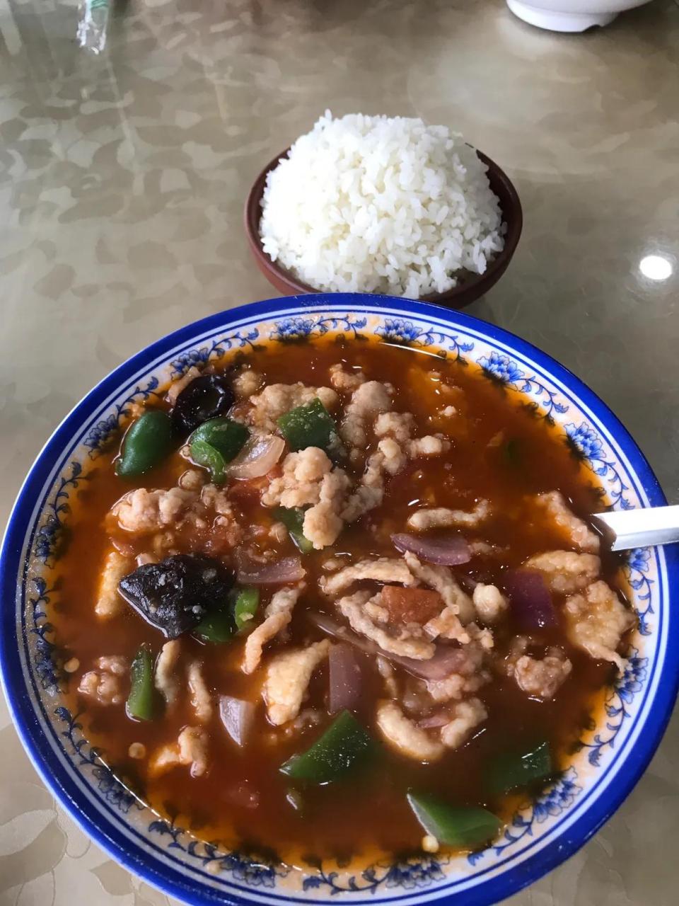 山西晋城特色小吃——过油肉大米这道菜做法就是先把肉在油锅里炸一下