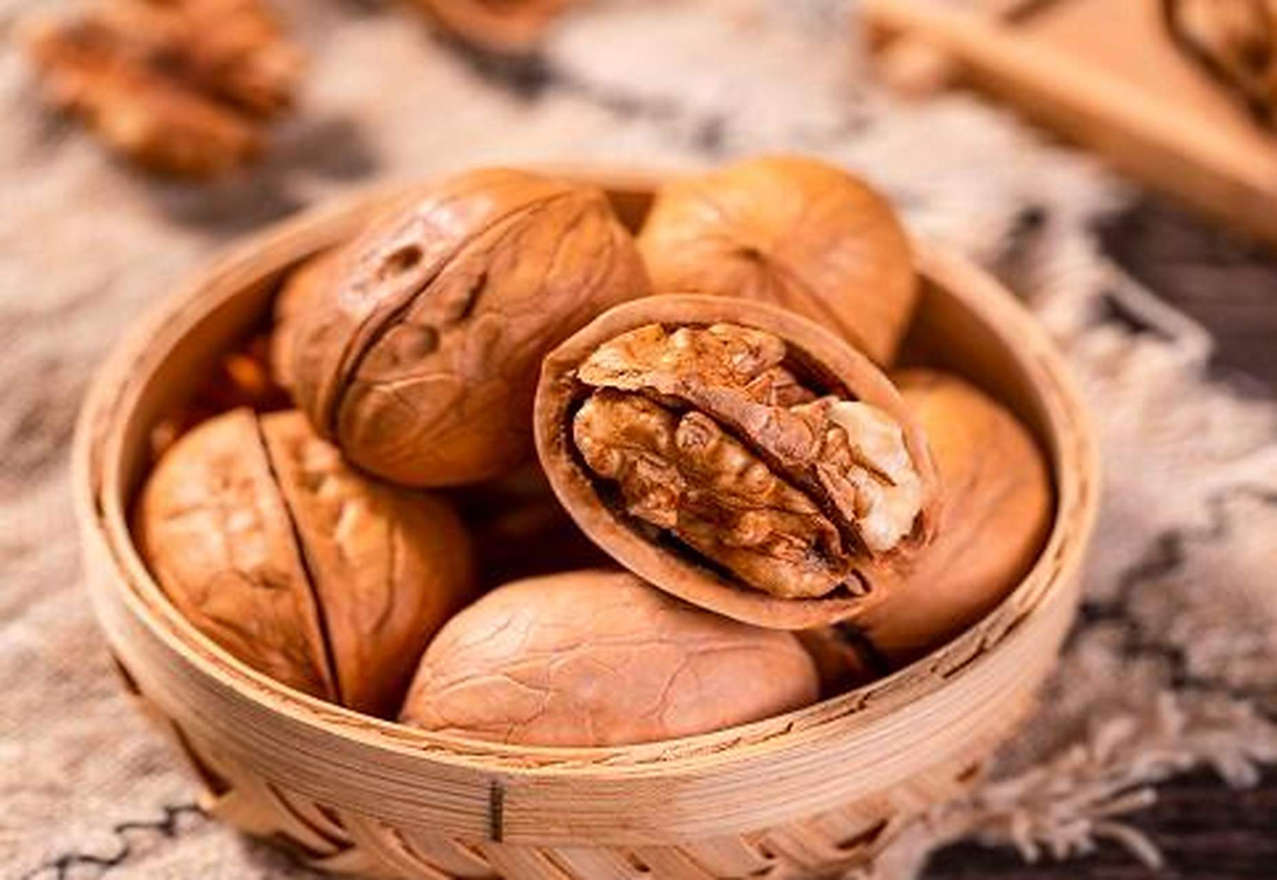 石门核桃:纹细皮薄,滋味香甜,个大仁实,因乳白色隔壁不发达,极易剥