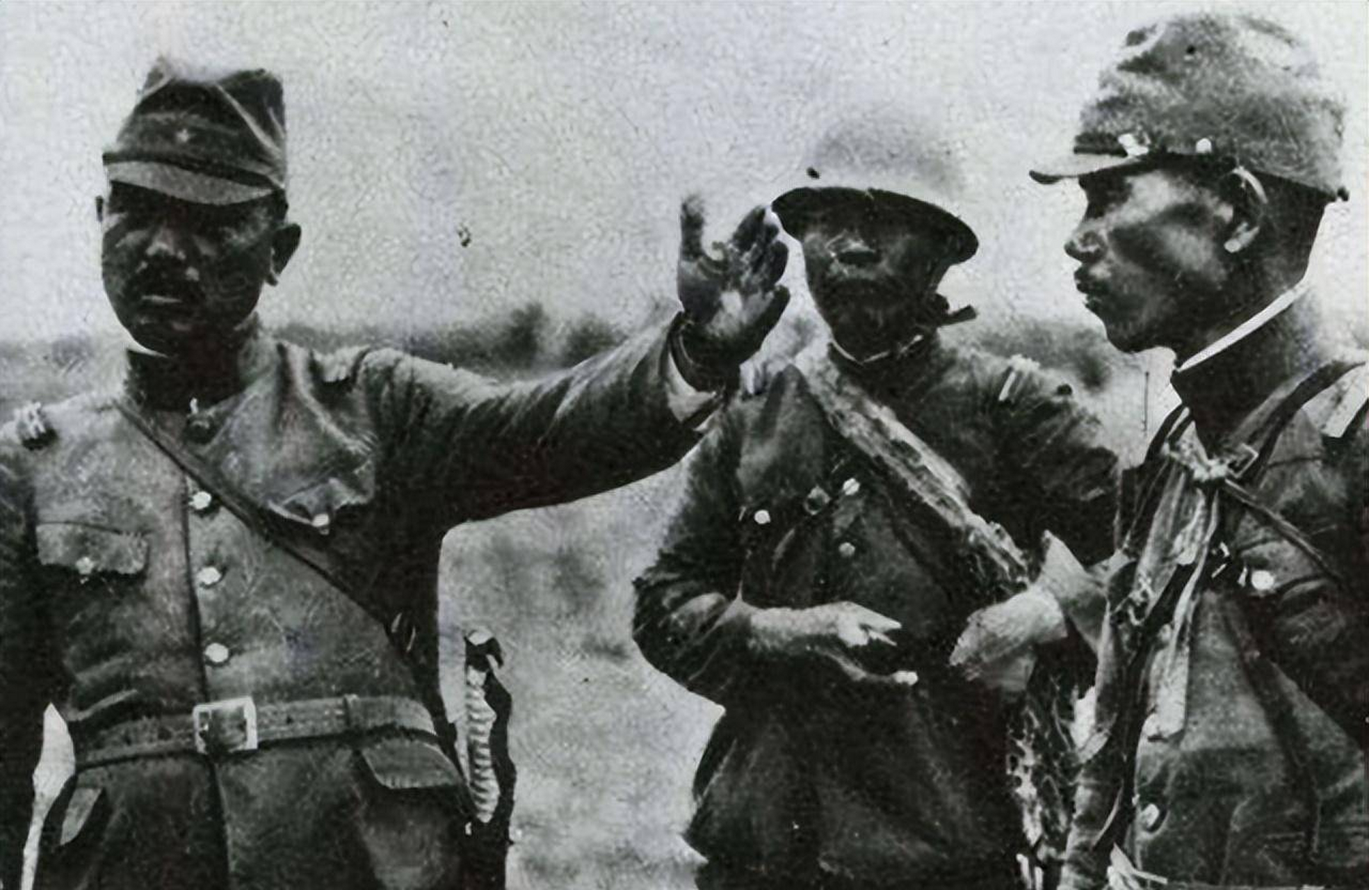 1939年,日军高级将领川岛谷川,外出逛街时,一个小男孩对他弯腰鞠躬.