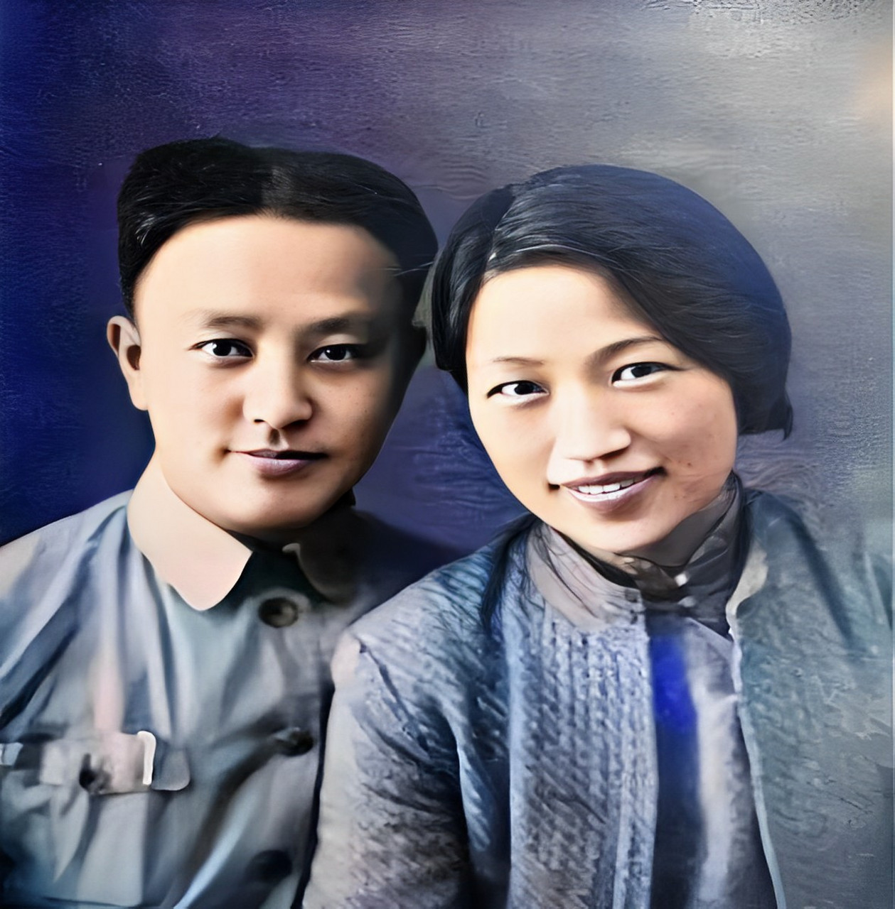 上世纪60年代,王明一的家人拍了一张合影,照片上的他背很大,穿着