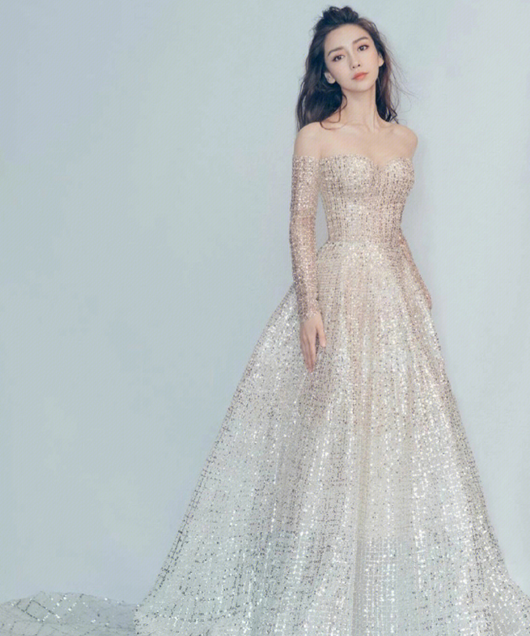 baby穿搭金色的亮片一字肩礼服 angelababy这次的穿搭华丽又优雅,裙装