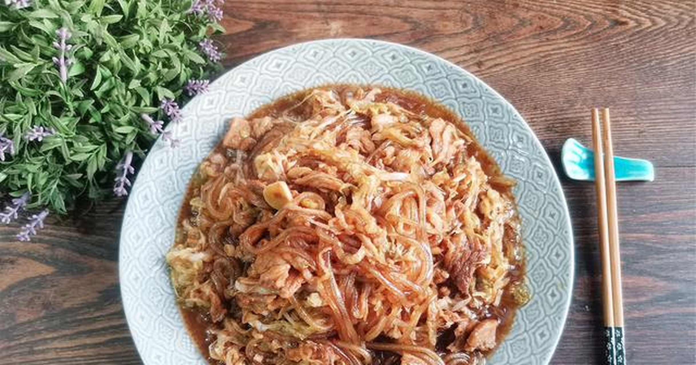 【东北渍菜粉】所需材料:东北酸菜半棵,猪肉150克,东北土豆粉条 1把