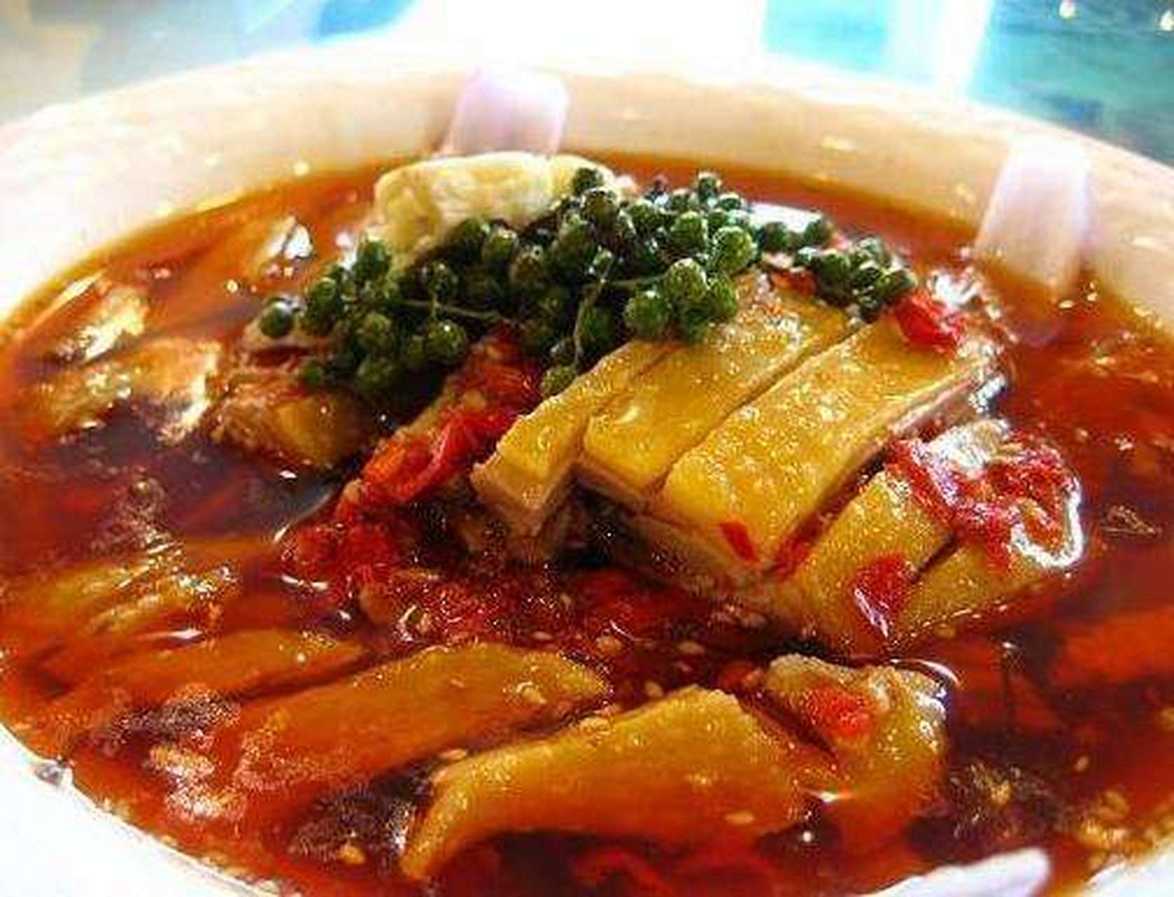 正安椒麻鸡来源于安场古镇,是正安当地有名的小吃之一,至今已有八十多