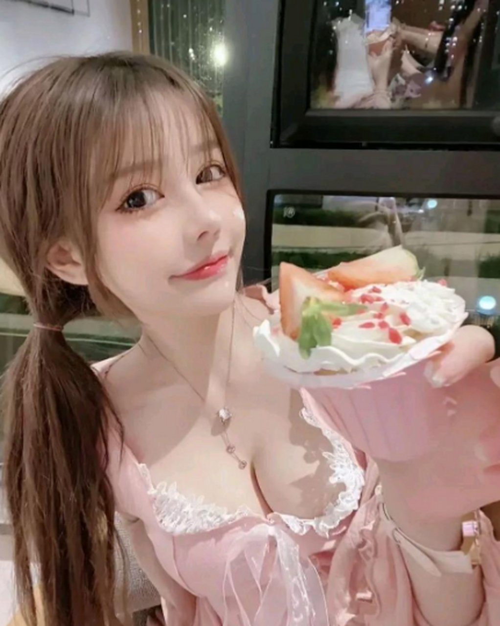 小妹妹的蛋糕真的好好吃啊,抹的嘴上到处都是,想给她擦一擦