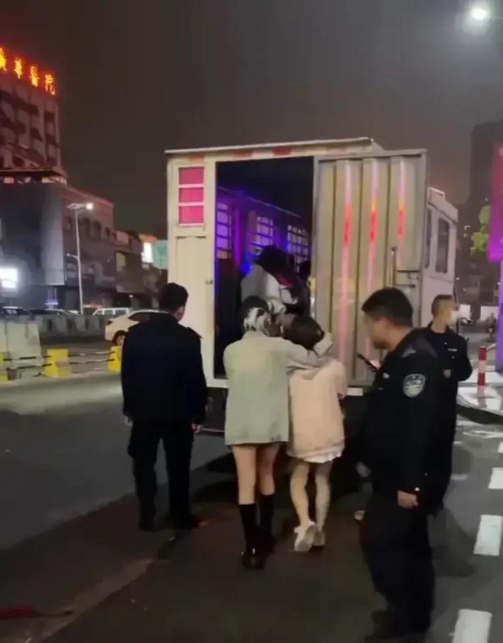 东莞虎门扫黄现场,看阵势还抓了不少,年纪轻轻怎么会走上这条路呢?