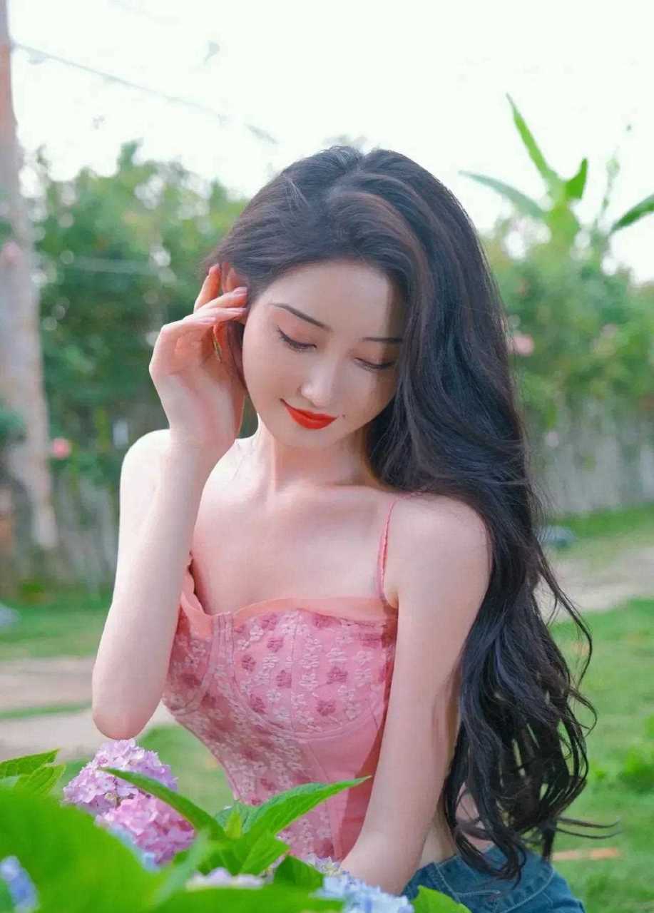 自古倾国倾城的美女都是柳叶眉,微微上扬没有锋利棱角弧度自然曲线