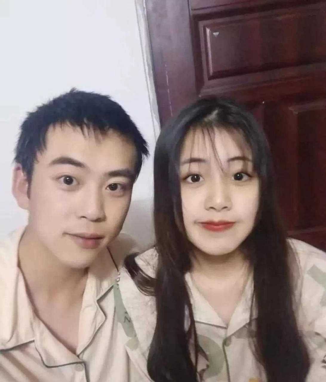 有网友发出了两张同居前和同居后的照片, 两个人从神态特别是眼睛上