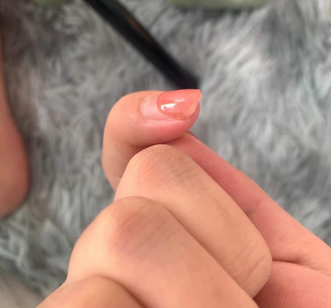 刚做的美甲中间断了,现在该怎么办?[三哈]