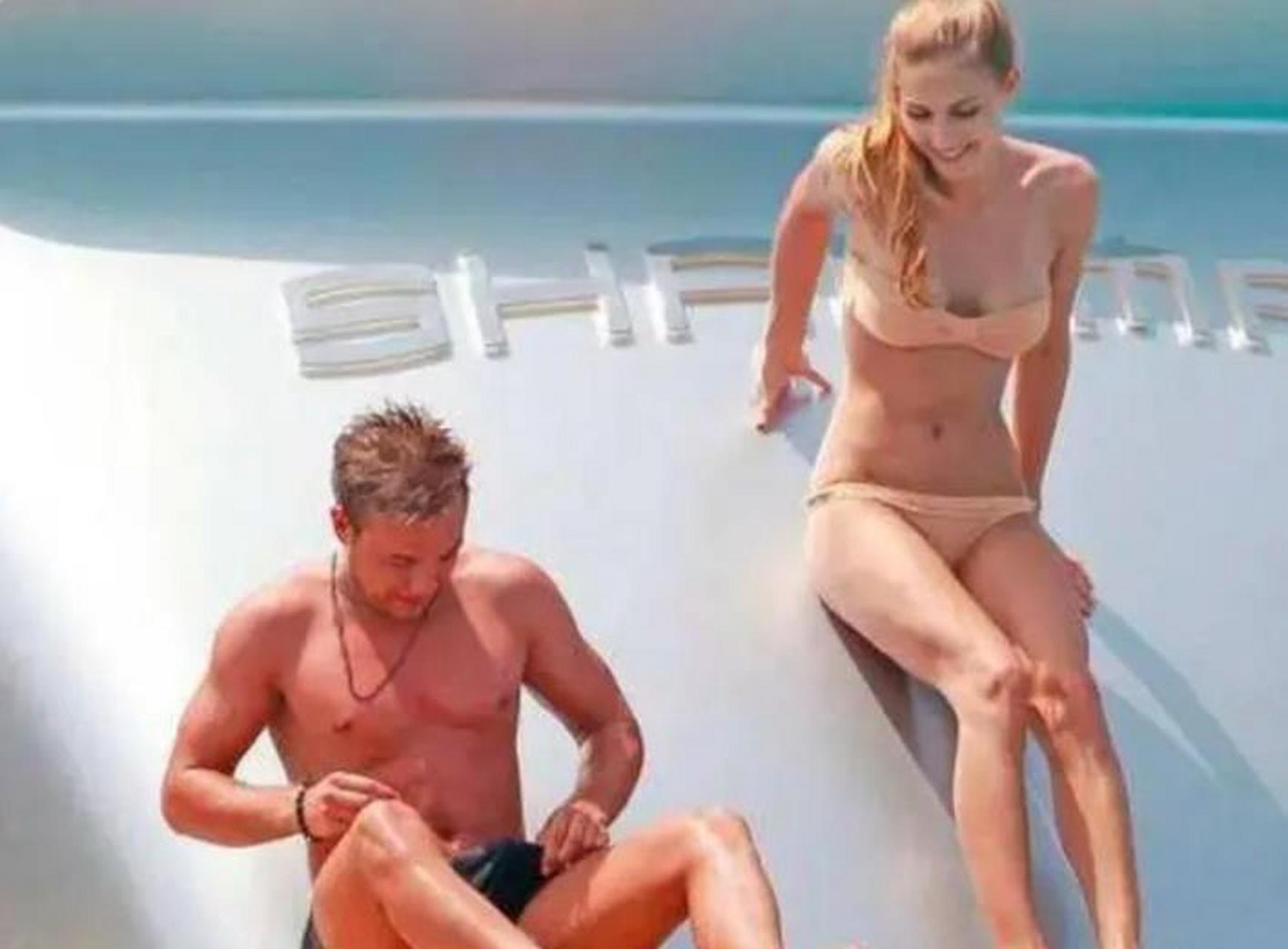 31岁德国球星格策与女友的度假照!大型社死现场啊!