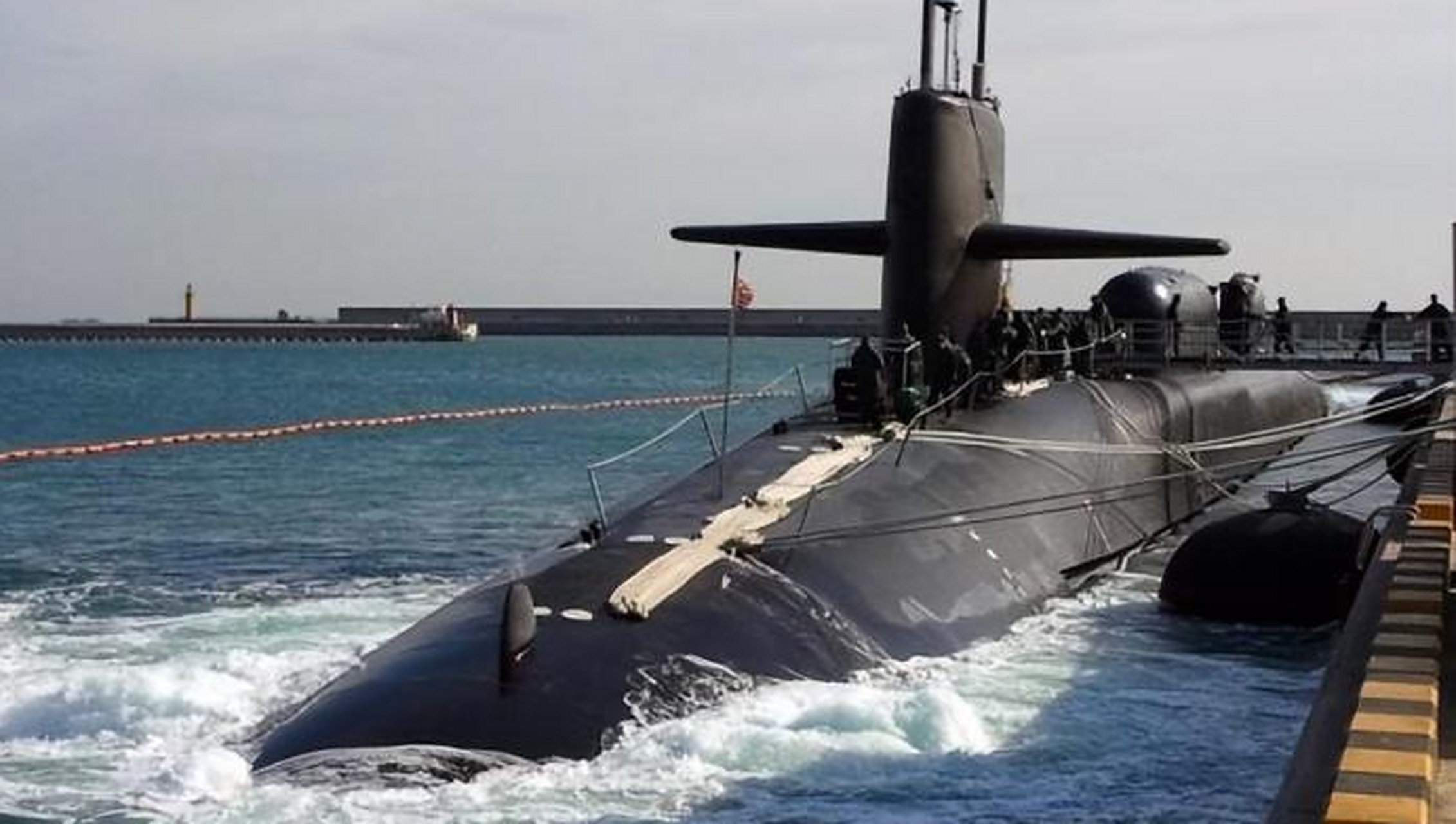 据韩国国防部消息,美国海军俄亥俄级核潜艇"密歇根"号于当地时间16日