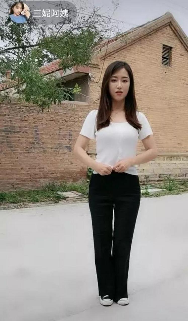 山东滨州第一网红三妮阿姨,旧照不小心被翻了出来(下图1～6),根本不是