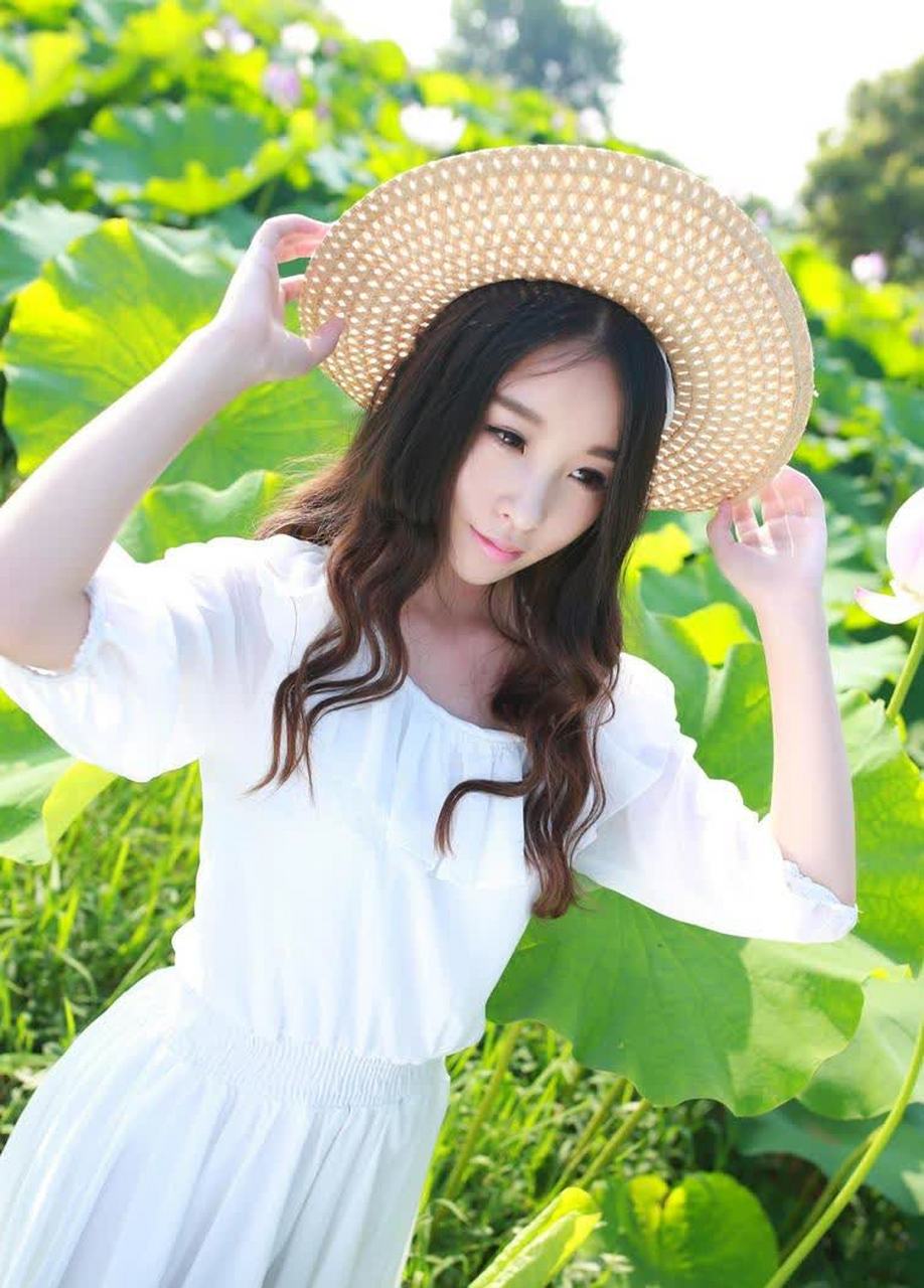 想要成为清纯的小女生吗?白色连衣裙让你秒变16岁花季少女