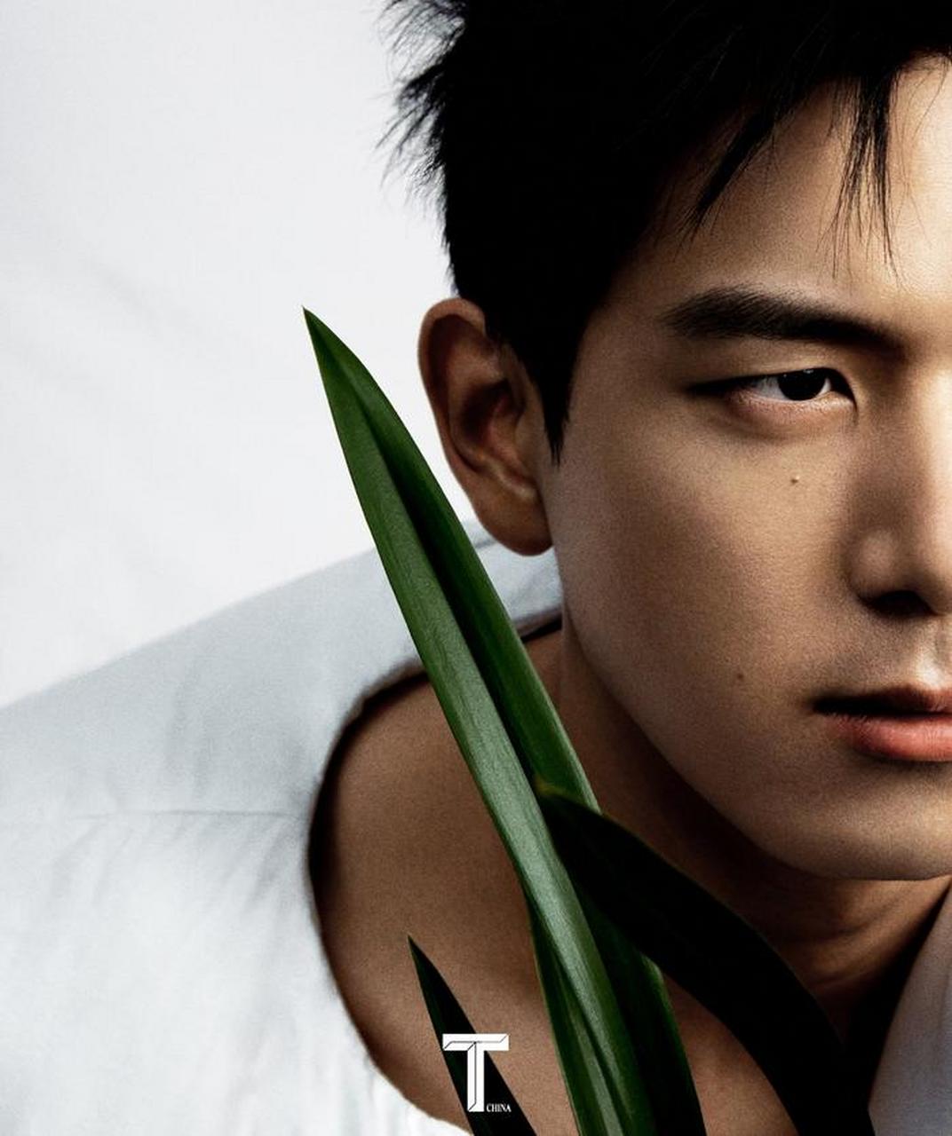 李现出镜 t 中文版八月刊,白背心搭配短发造型演绎白色梦境大片,简单
