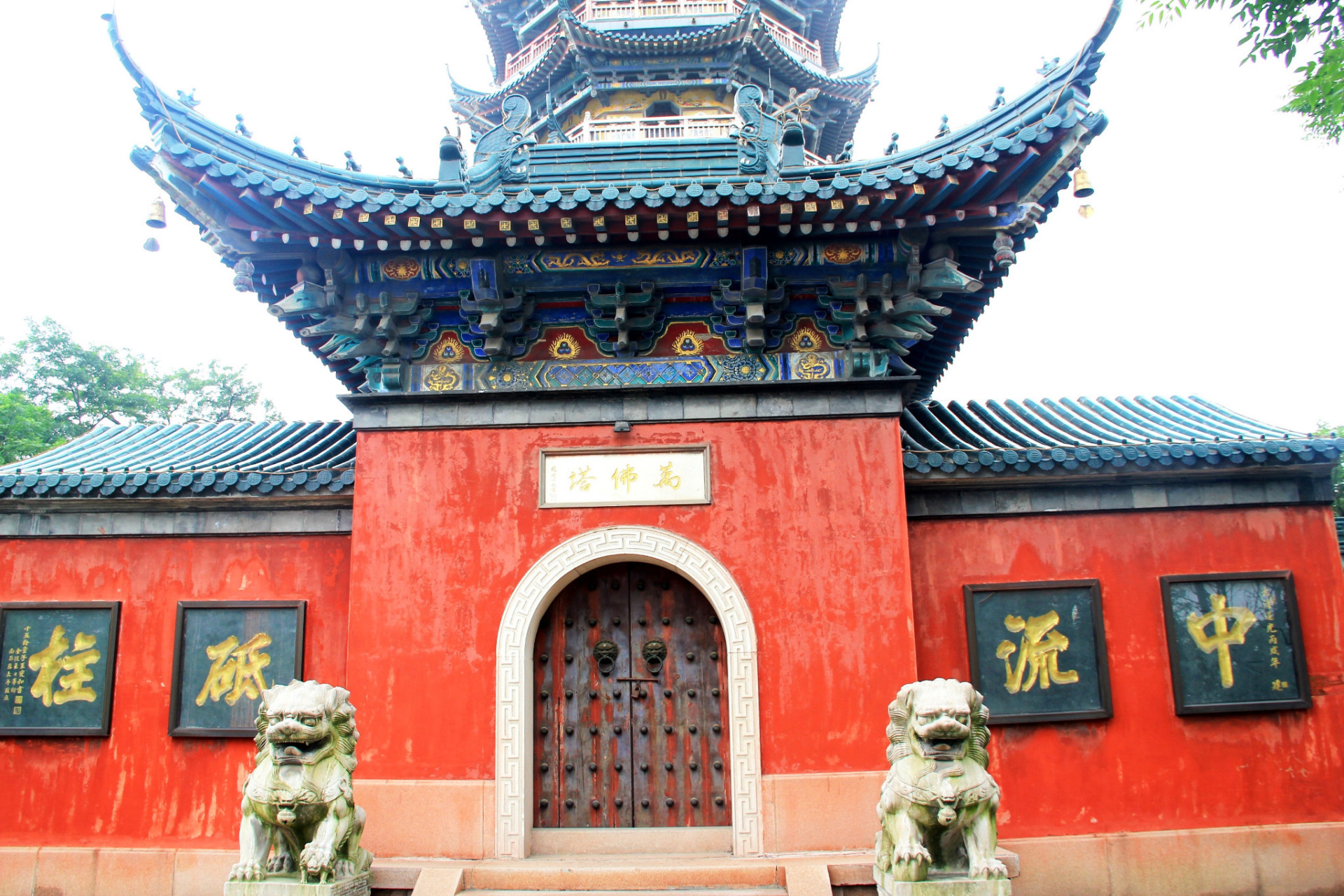 焦山上,古木参天,掩藏着许多石刻,古碑以及寺庙等众多景点.