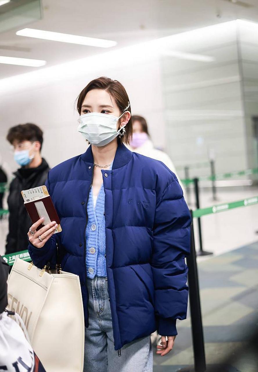 gif创作人# 唐艺昕在机场给粉丝签名.