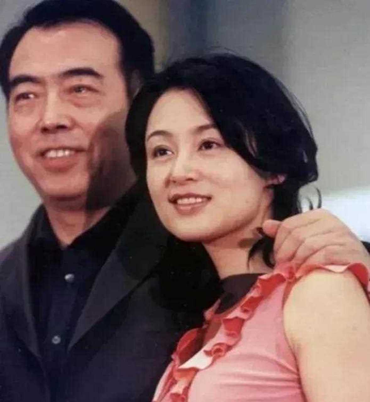 老公却相貌平平,都是情人眼里出西施,嫁对了就是爱情,嫁对了就是幸福