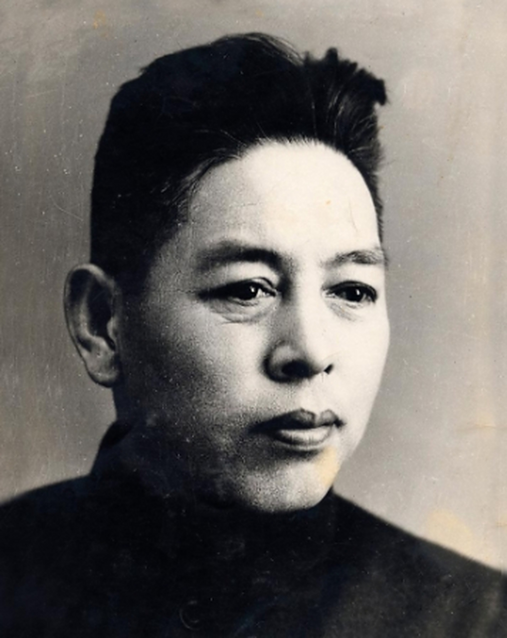 1932年,陈玉仁叛变,供出了潜伏在敌人内部的王世英,王世英察觉到异常