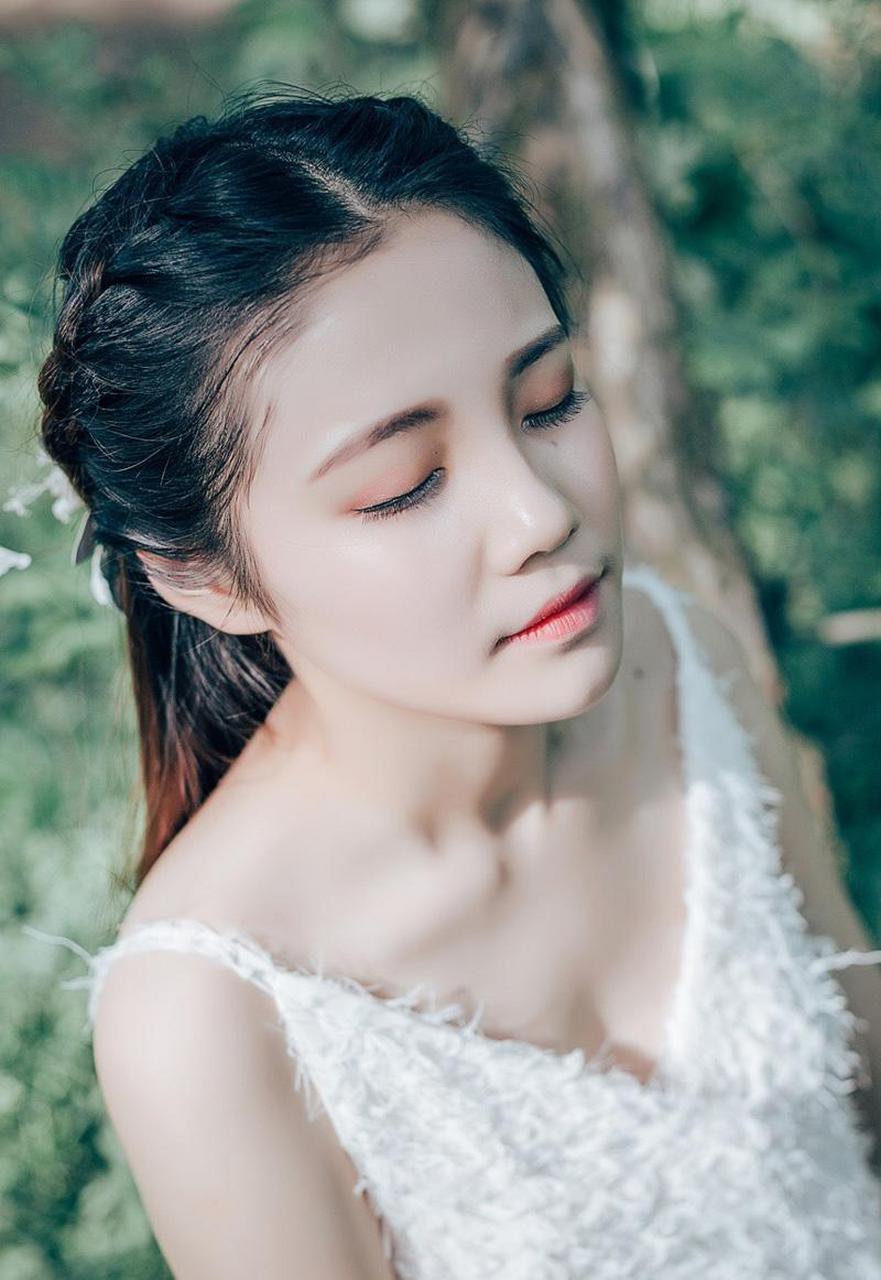人像摄影作品,白皙美女吊带裙户外唯美写真