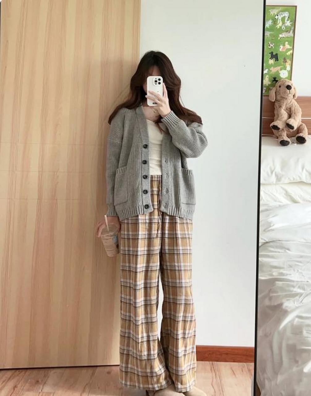 宅家穿搭 上衣杏色吊带加灰色开衫毛衣外套 裤子搭配低饱和黄色百搭