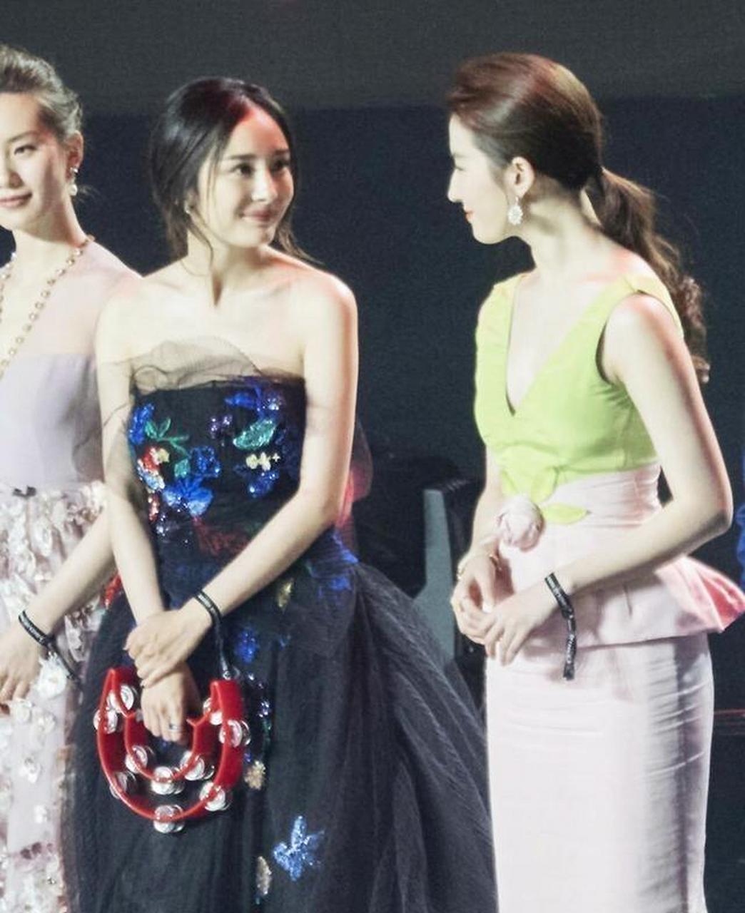 遥想当初拍《神雕侠侣》时,刘亦菲和杨幂亲密到你给我撑伞,我给你撑伞