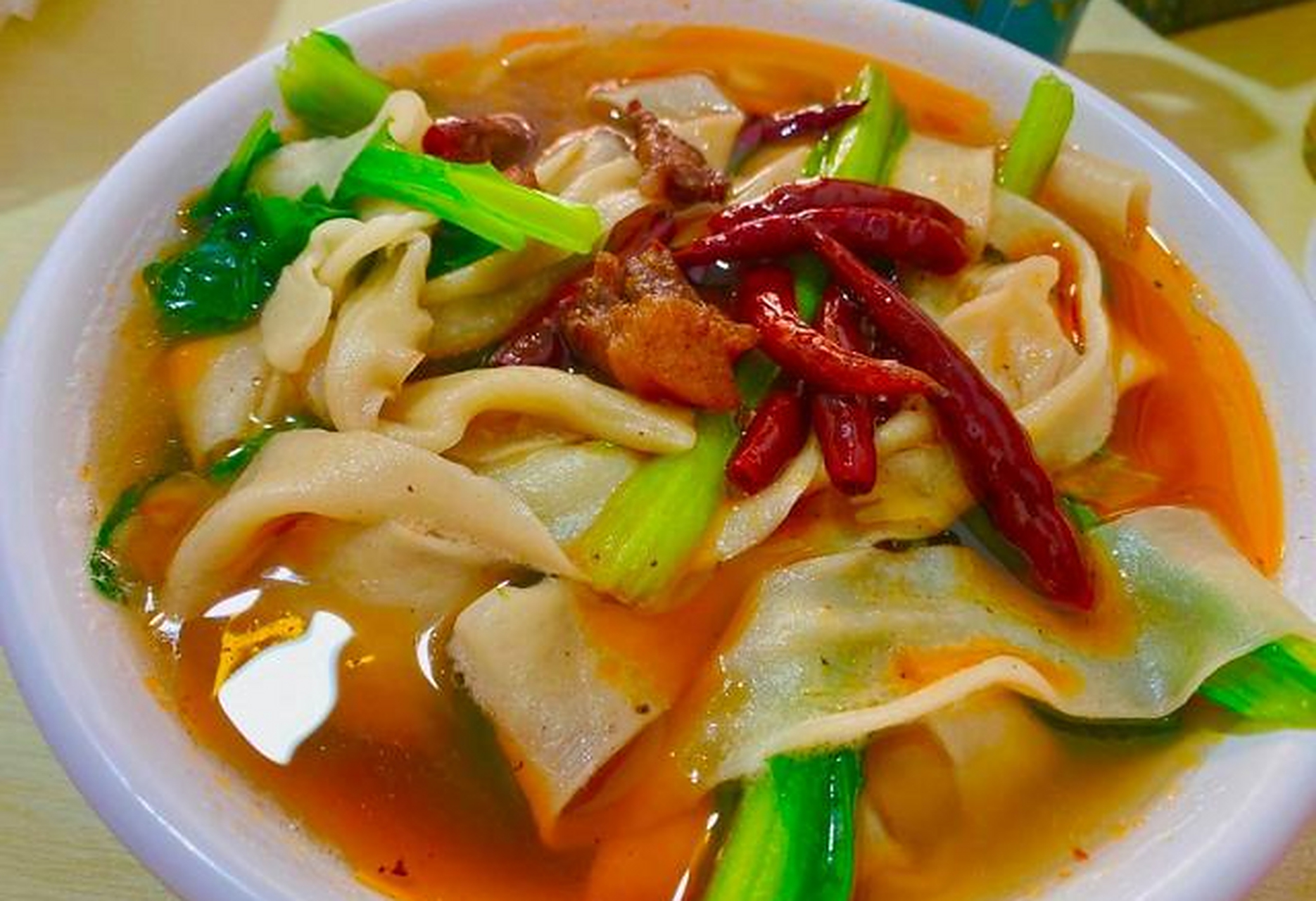 板面在安徽是羊肉板面,经过一系列的改良,就成了火遍石家庄大街小巷的