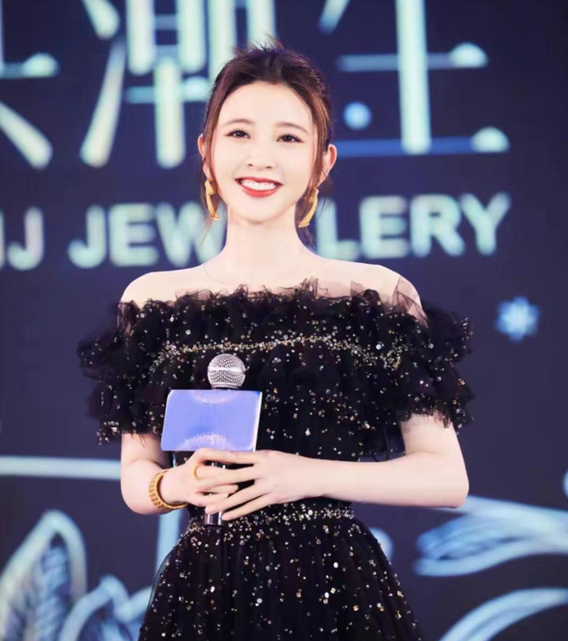 张若昀老婆唐艺昕,一身黑色纱裙,甜美优雅,气质迷人,美得耀眼,看了就