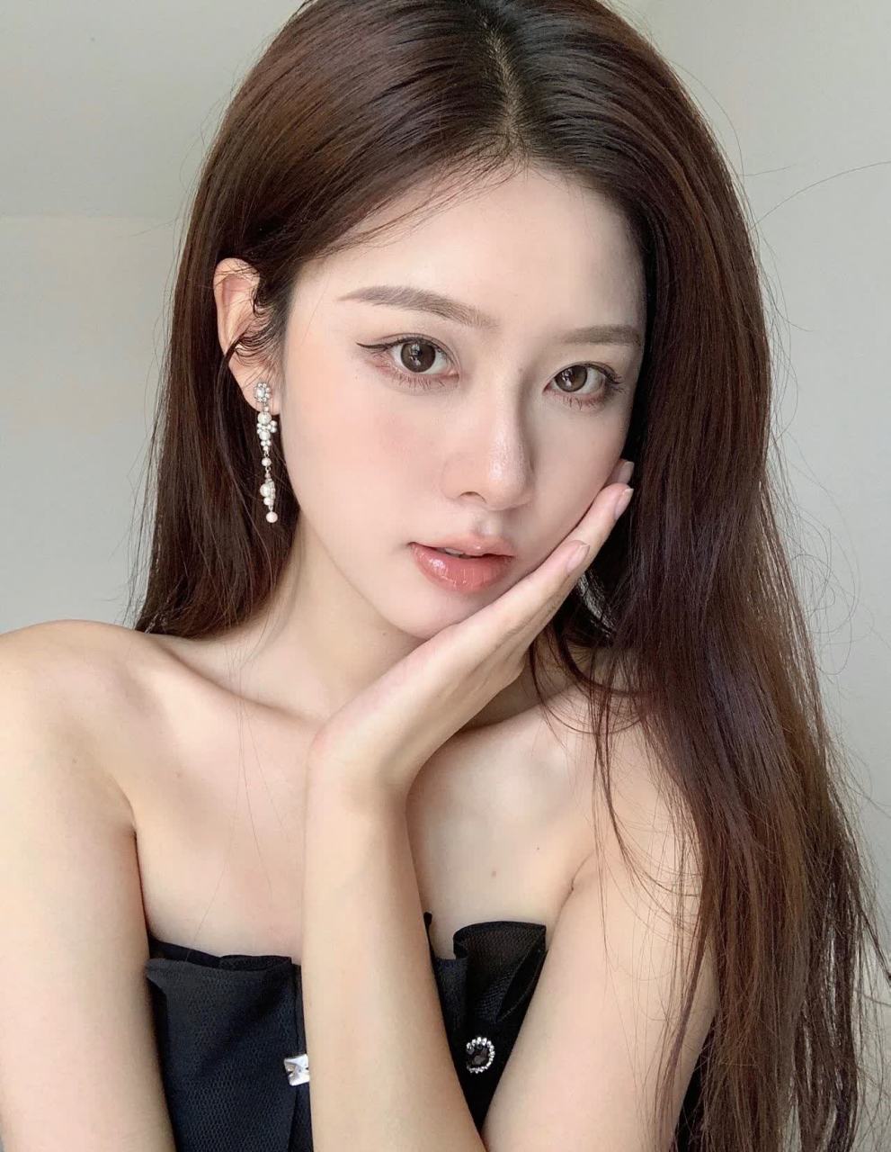 画了我最喜欢的妆容   努力学习最近很流行的清纯野性妆容   今天