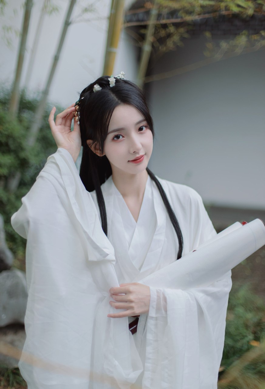 还是古装好看有一种仙气飘飘的感觉