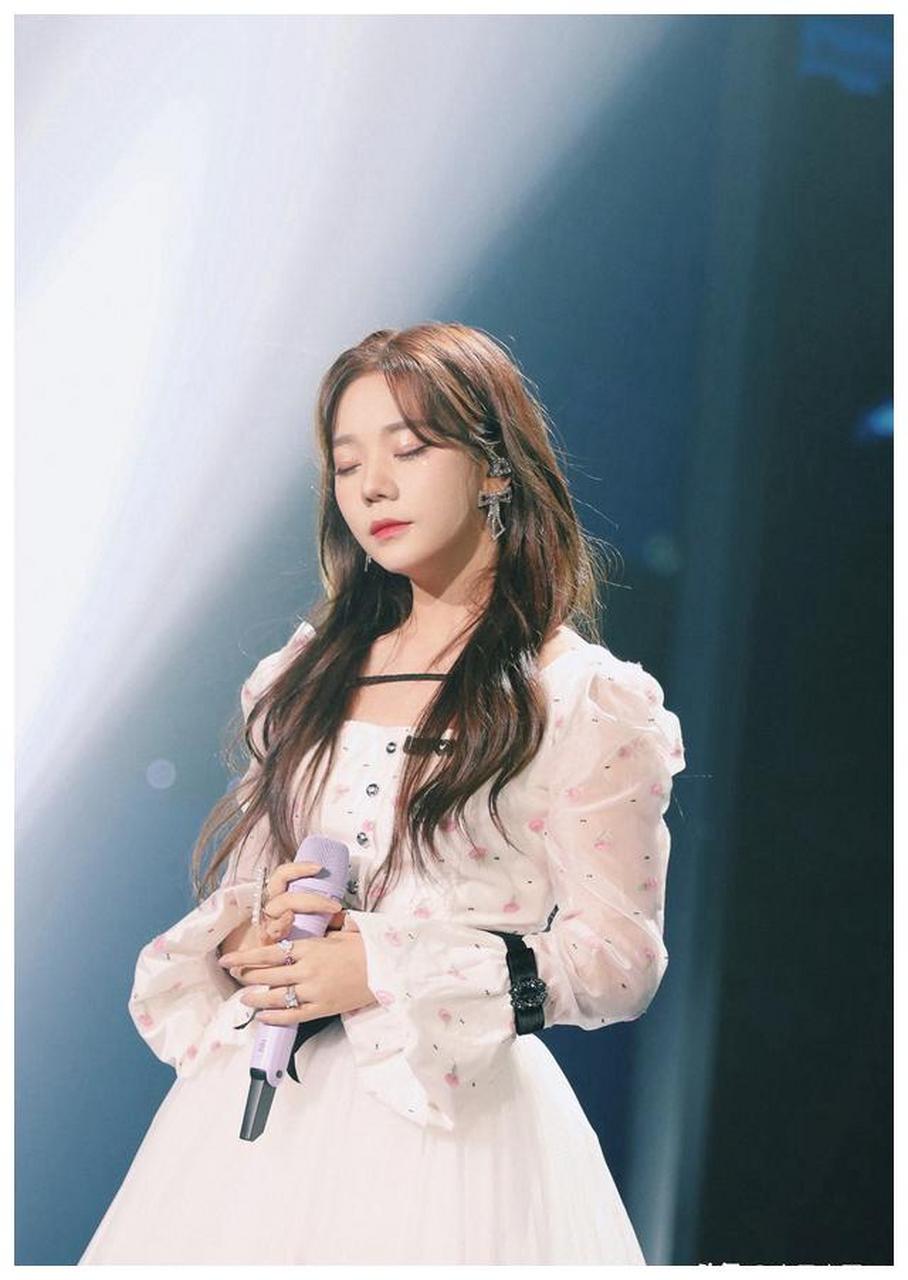 张紫宁白色蓬松裙优雅写真